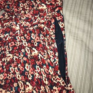 Flowery dress with v-neck tie up front